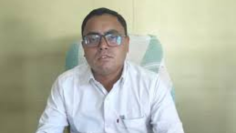 निःशुल्क सेवा : बिरेतरा सरपंच योगेश 9 साल से बच्चों को मुफ्त में पढ़ा रहे