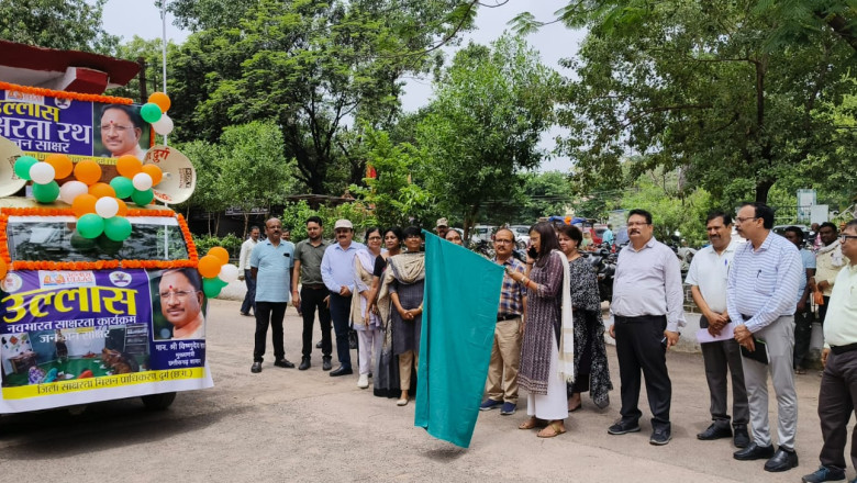 उल्लास नवभारत साक्षरता रथ को कलेक्टर ने दिखायी हरी झण्डी