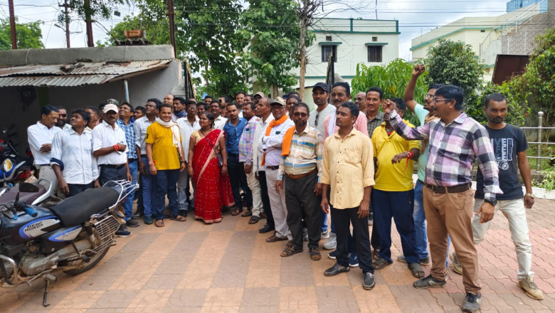छत्तीसगढ़ वन दैनिक वेतन भोगी कर्मचारी संघ द्वारा अपनी 9 सूत्रीय मांगों को लेकर विगत 11 अगस्त से रायपुर टूटा स्थल पर अनिश्चितकालीन हड़ताल पर बैठेकर आंदोलन किया जा रहा है।