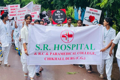 एस आर हॉस्पिटल एवं पैरामेडीकल कालेज द्वारा आर जे मेडीकल कालेज कलकत्ता में हुई घटना के विरोध में दिया गया महामहिम राष्ट्रपति के नाम ज्ञापन
