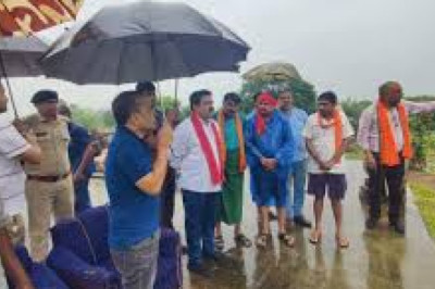 कबीरधाम  : छत्तीसगढ़ डीप्टि सीएम  विजय शर्मा ने कबीरधाम जिले में बाढ़ प्रभावित इलाकों का लिया जायजा, कई परिवारों से की मुलाकात