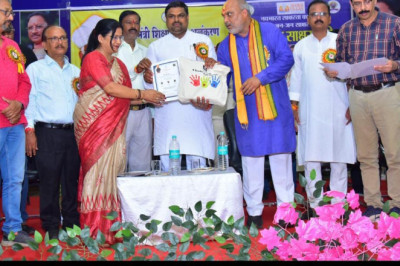 पोस्ट ऑफ द मंथ के विजेता शिक्षकों को उत्कृष्ठ प्रोग्राम और प्री एन.ए.एस. में उत्कृष्ठ कार्य करने वाले शालाओं को दुर्ग शहरी और ग्रामीण विधायक द्वारा अवार्ड एवं प्रमाण पत्र से सम्मानित