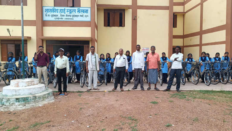 खैरबना हाई स्कूल के बालिकाओ को मिला सायकल
