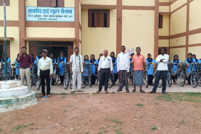 खैरबना हाई स्कूल के बालिकाओ को मिला सायकल