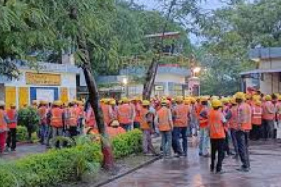 CG ब्रेकिंग:अल्ट्राटेक सीमेंट प्लांट में मजदूर की लाश रस्सी में लटकी हुई पाई गई, मची अफरा तफरी, जांच में जुटी पुलिस.....