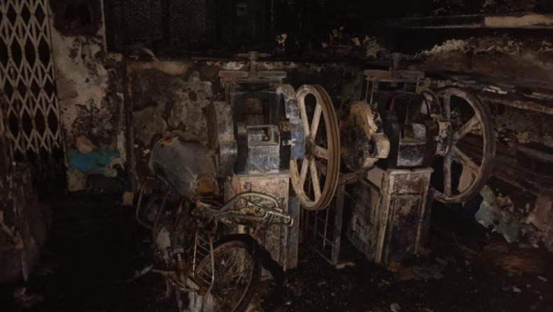 लाखों का सामान जलकर खाक : चांदी के आभूषण बनाने वाली फैक्ट्री में लगी भीषण आग, चार मंजिला बिल्डिंग में फंसे 3 लोगों का SDRF ने किया रेस्क्यू...