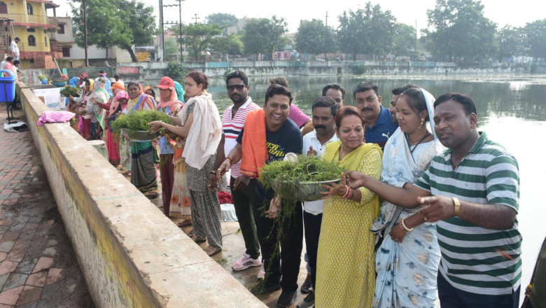 तालाब में विसर्जन से फैली गंदगी को महापौर और नागरिकों ने मिलकर किया साफ