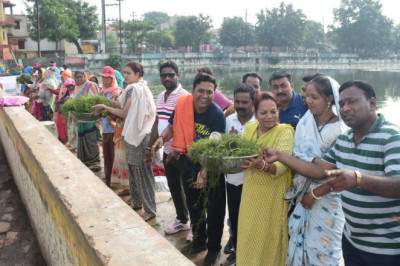 तालाब में विसर्जन से फैली गंदगी को महापौर और नागरिकों ने मिलकर किया साफ