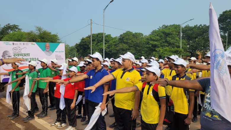 आयुक्त द्वारा स्वच्छता ही सेवा पखवाड़ा के तहत रविशंकर स्टेडियम से स्वच्छ साइक्लोथान एवं मैराथन को हरी झंडी दिखाकर किया रवानगी: