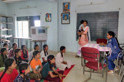डिप्टी कलेक्टर दिव्या पोटाई ने किया कन्या छात्रावास का औचक निरीक्षण छात्राओं से की बातचीत