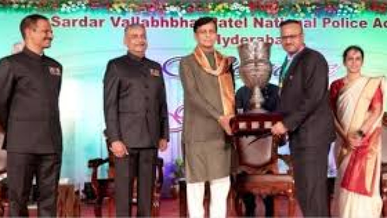 दुर्ग रेंज पुलिस महानिरीक्षक रामगोपाल गर्ग को प्रधानमंत्री सिल्वर कप ट्रॉफी से सम्मानित किया गया पुलिसिंग  में आधुनिक तकनीकी के  उपयोग पर की केस स्टडी