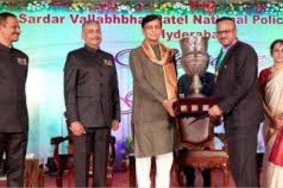 दुर्ग रेंज पुलिस महानिरीक्षक रामगोपाल गर्ग को प्रधानमंत्री सिल्वर कप ट्रॉफी से सम्मानित किया गया पुलिसिंग  में आधुनिक तकनीकी के  उपयोग पर की केस स्टडी