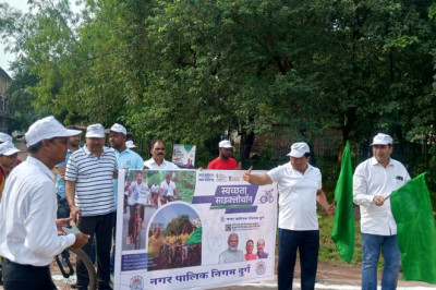 महापौर एवं आयुक्त द्वारा स्वच्छता ही सेवा पखवाड़ा के तहत रविशंकर स्टेडियम से स्वच्छ साइक्लोथान एवं मैराथन को हरी झंडी दिखाकर किया रवानगी: