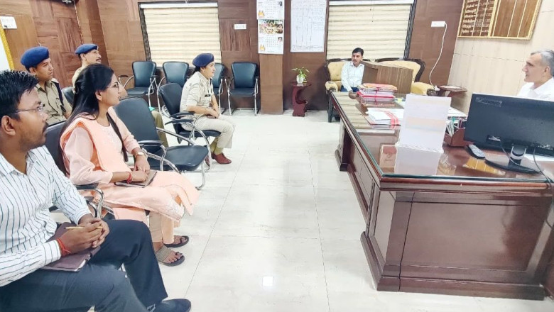 फोटोयुक्त निर्वाचक नामावलियों का विशेष संक्षिप्त पुनरीक्षण कार्यक्रम हेतु राजनीतिक दलों की ली गई बैठक