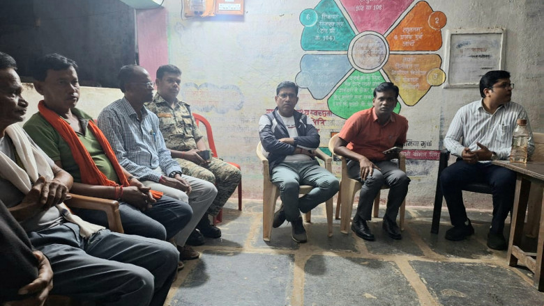 कलेक्टर, एस पी सहित प्रशासन पहुंचे ग्राम नीचेकोहड़ा, ग्राम में हुई मृत्यु के संबंध में मृतक के परिजनों से लिया बयान