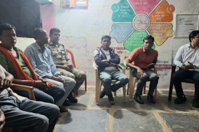 कलेक्टर, एस पी सहित प्रशासन पहुंचे ग्राम नीचेकोहड़ा, ग्राम में हुई मृत्यु के संबंध में मृतक के परिजनों से लिया बयान