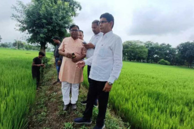 राजस्व मंत्री बने सर्वेयर, पगडंडियों से चलकर पहुंचे बीच खेत में...