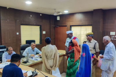 समय-सीमा बैठक के बाद कलेक्टर श्री शर्मा ने सुनी जनदर्शन में लोगों की समस्याएं...