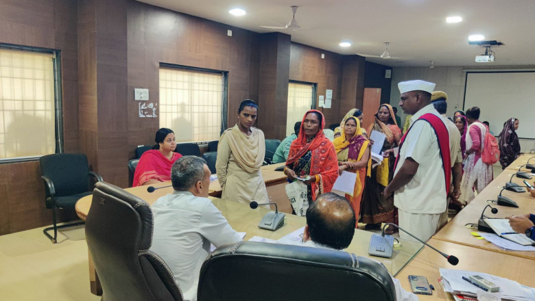 समय-सीमा बैठक के बाद कलेक्टर शर्मा ने सुनी जनदर्शन में लोगों की समस्याएं