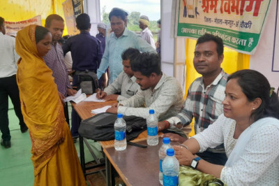 भोजटोला में आयोजित जिला स्तरीय जन समस्या निवारण शिविर में अधिकारियों ने सुनी ग्रामीणजनों की समस्याएं