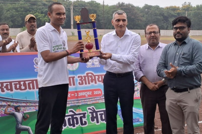 स्वच्छता ही सेवा अभियान : प्रशासन इलेवन ने रोमांचक क्रिकेट मैच में नागरिक इलेवन को 18 रनों से हराया
