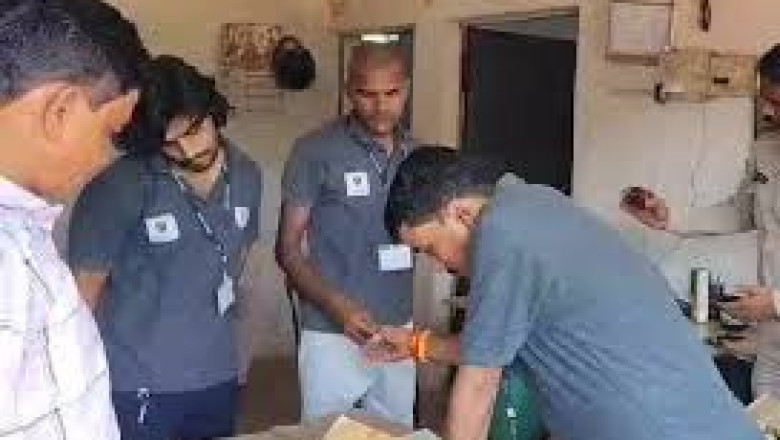 शराब दुकान का सुपरवाइजर पकड़ाया, ओवर रेट की शिकायत पर आबकारी विभाग की रेड...