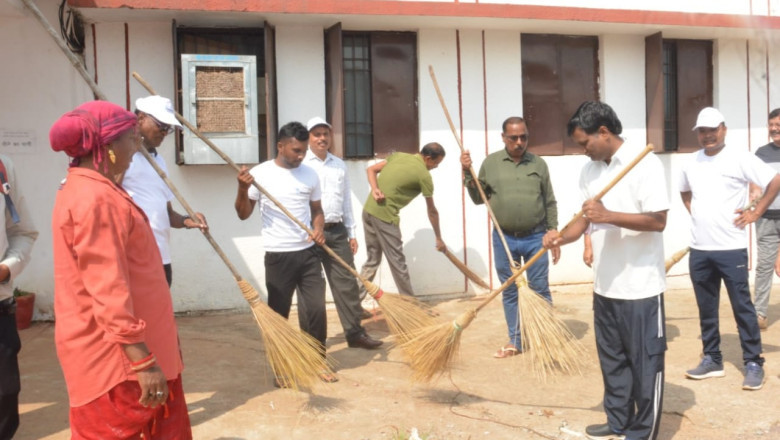 कलेक्टर ने अपने हाथों में थामा झाड़ू, कलेक्ट्रेट परिसर के आसपास की साफ- सफाई