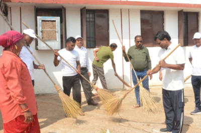 कलेक्टर ने अपने हाथों में थामा झाड़ू, कलेक्ट्रेट परिसर के आसपास की साफ- सफाई