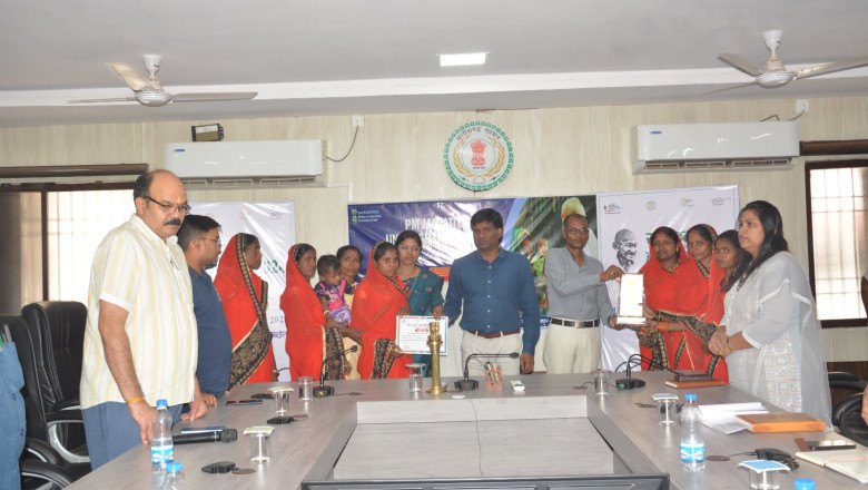 कलेक्टर ने स्वच्छता ग्राहियों को किया सम्मानित