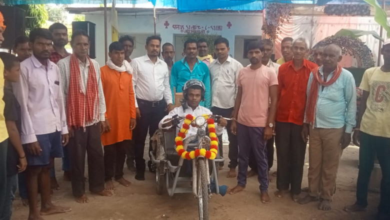 शेखर पटेल को मिला बैटरी साइकल, गांव के शीतला मंदिर मे पूजा कर  चलाई साईकिल