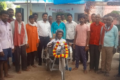 शेखर पटेल को मिला बैटरी साइकल, गांव के शीतला मंदिर मे पूजा कर  चलाई साईकिल