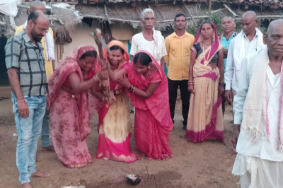 जिला पंचायत अध्यक्ष गीता घासी साहू ने प्रधानमंत्री आवास योजना के हितग्राही को प्रमाण पत्र भेटकर किया भूमिपूजन...