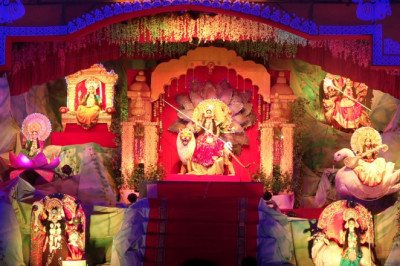 चैतन्य देवियों की झांकी बनी लोगों के आकर्षण का केंद्र.... अष्टभुजाधारी दुर्गा मां की अष्ट शक्तियां हम सभी में मां के रूप में विद्यमान....