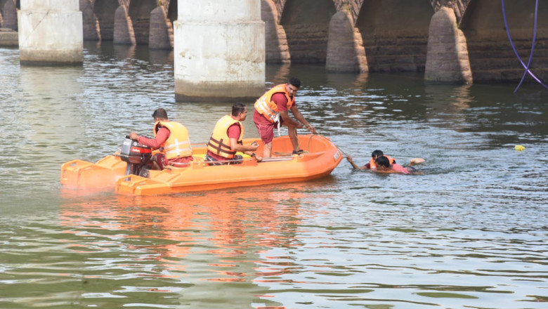 बाढ़ आपदा से बचाव हेतु एनडीआरएफ ने किया शिवनाथ नदी में मॉकड्रिल