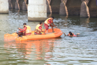 बाढ़ आपदा से बचाव हेतु एनडीआरएफ ने किया शिवनाथ नदी में मॉकड्रिल