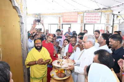 माँ बम्लेश्वरी के दर्शन किए पूर्व मुख्यमंत्री भूपेश बघेल सहित विधायक