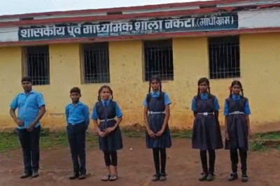 रायपुर के शासकीय स्कूल में बच्चों का हो रहा शोषण, मिडिल स्कूल की छात्राओं से करवाई जा रही रसोई...