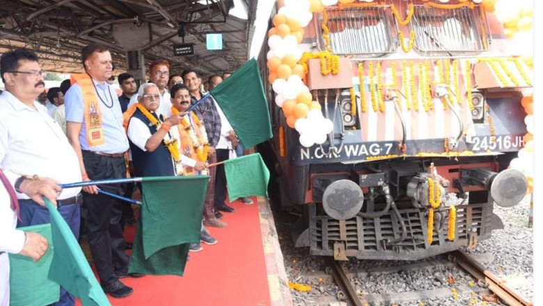 विधायक डोमन लाल कोर्सेवाड़ा ने अयोध्या जाने वाले श्रद्धालुओं का रेलवे स्टेशन में स्वागत कर आस्था ट्रेन को हरी झंडी दिखाकर किया रवाना....