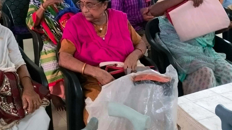 पुलगांव वृद्धाश्रम में बुज़ुर्गों के साथ दशहरा  मनाया,कपड़े और सहारे के लिए बांटी छड़ियां...