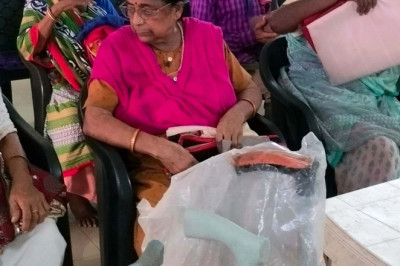पुलगांव वृद्धाश्रम में बुज़ुर्गों के साथ दशहरा  मनाया,कपड़े और सहारे के लिए बांटी छड़ियां...