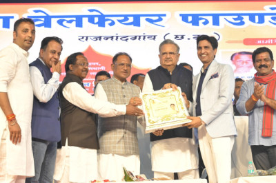 छत्तीसगढ़ के विकास पुरूष है डॉ. रमन सिंह - मुख्यमंत्री विष्णु देव साय - मुख्यमंत्री एवं विधानसभा अध्यक्ष ने विराट कवि सम्मेलन में शिरकत की