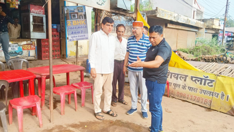 प्रयास:चौक-चौराहों सहित डिवाइडर के दोनों तरफ जमी धूल की सफाई में लगातार जुटे निगम कर्मी...