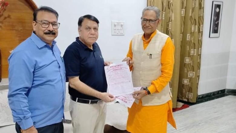 गायत्री महायज्ञ का निमंत्रण देने बालाघाट से पहुचे ट्रस्टी महेश...