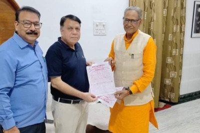 गायत्री महायज्ञ का निमंत्रण देने बालाघाट से पहुचे ट्रस्टी महेश...