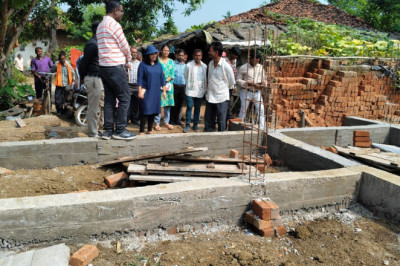 जिला पंचायत सीईओ ने प्रधानमंत्री आवास योजना-ग्रामीण अंतर्गत स्वीकृत निर्माणाधीन आवासों का किया निरीक्षण