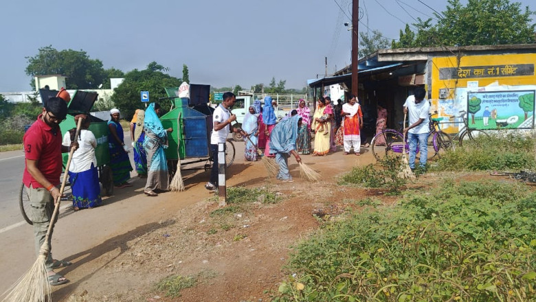 जिले के सभी ग्रामों में बनाया गया स्वच्छता त्यौहार जनप्रतिनिधि, अधिकारी, कर्मचारी, समूह की महिलाएं तथा ग्रामीणों ने की गांव की साफ-सफाई