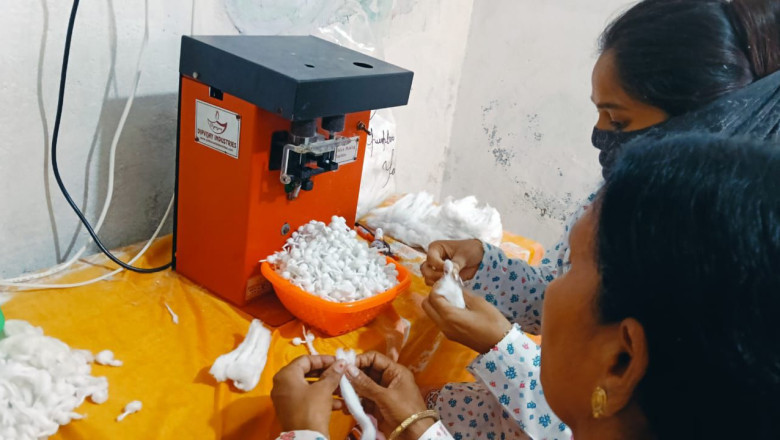 लखपति दीदी योजना : झलक,झंकार महिला स्व सहायता समूह बना रही फूलबाती...