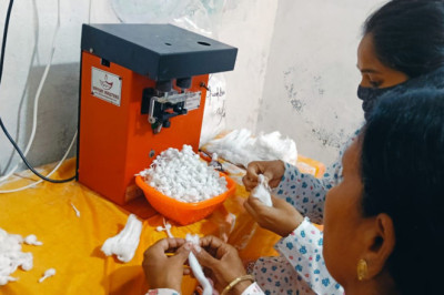 लखपति दीदी योजना : झलक,झंकार महिला स्व सहायता समूह बना रही फूलबाती...