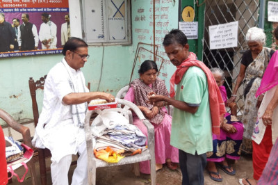 महेशचन्द्र ने आस्था वृद्धाश्रम में किया वस्त्र वितरण और खिलाई दूध-मिठाई...