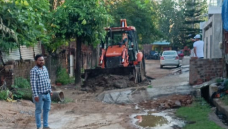 अतिक्रमण शिकायत पर तत्काल एक्शन:मोहल्लेवासियों द्वारा शिकायत पर निगम ने तुरंत कार्रवाही कर हटाया सड़क क्षेत्र में बने रेम्प: